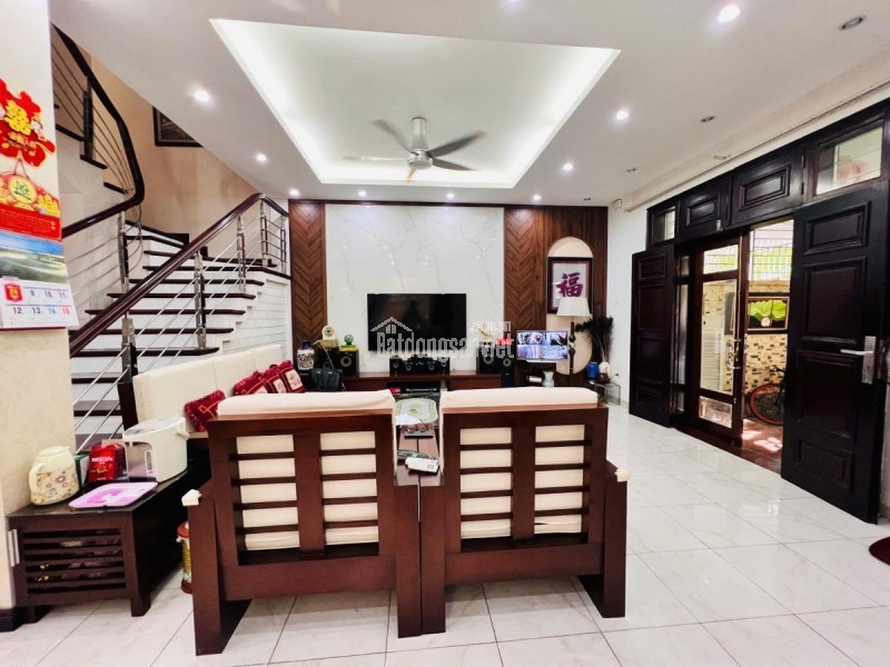 Bán biệt thự Làng Việt Kiều Châu Âu đường Nguyễn Văn Lộc DT 200m2 x 3 tầng mặt tiền 9m giá 47.9 tỷ
