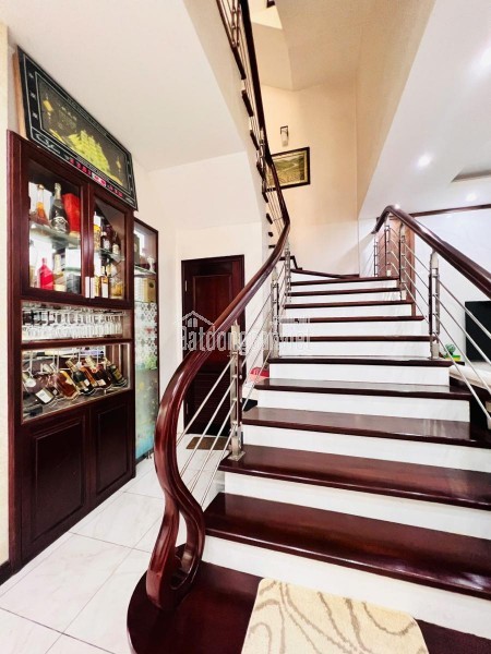 Bán biệt thự Làng Việt Kiều Châu Âu đường Nguyễn Văn Lộc DT 200m2 x 3 tầng mặt tiền 9m giá 47.9 tỷ