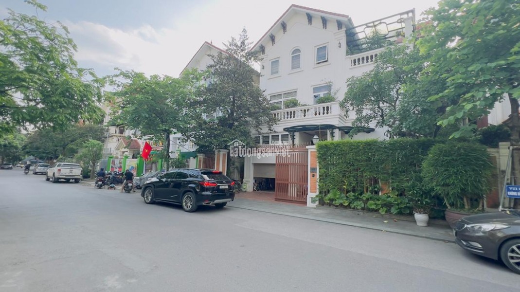 Bán biệt thự Làng Việt Kiều Châu Âu đường Nguyễn Văn Lộc DT 200m2 x 3 tầng mặt tiền 9m giá 47.9 tỷ