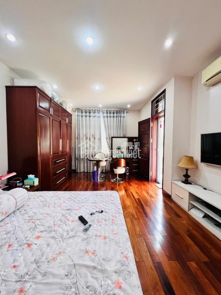 Bán biệt thự Làng Việt Kiều Châu Âu đường Nguyễn Văn Lộc DT 200m2 x 3 tầng mặt tiền 9m giá 47.9 tỷ