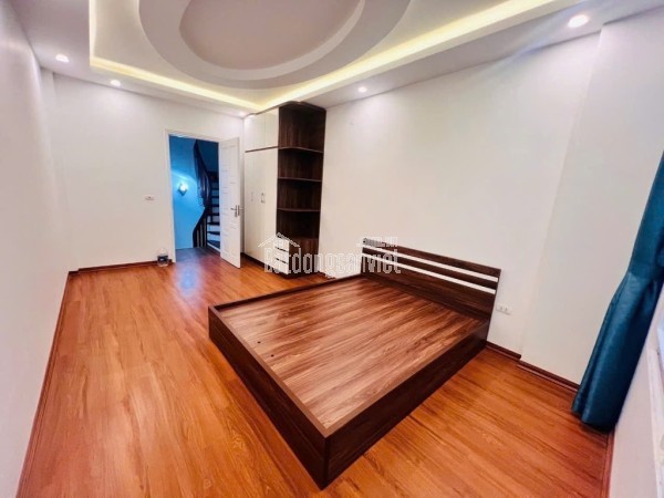 - Nhà mới xây, vị trí đẹp, ngõ nông , chủ để lại toàn bộ nội thất cao cấp , đồ gỗ, máy rửa bát, ti