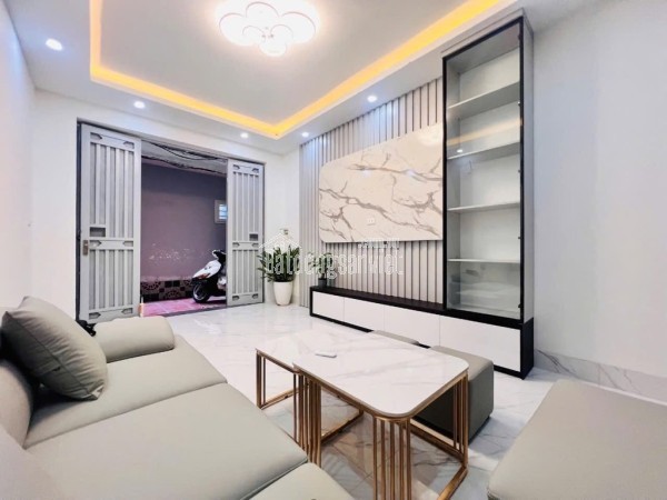 - Nhà mới xây, vị trí đẹp, ngõ nông , chủ để lại toàn bộ nội thất cao cấp , đồ gỗ, máy rửa bát, ti