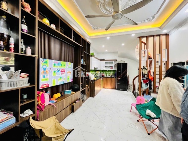 - Nhà mới xây, vị trí đẹp, ngõ nông , chủ để lại toàn bộ nội thất cao cấp , đồ gỗ, máy rửa bát, ti