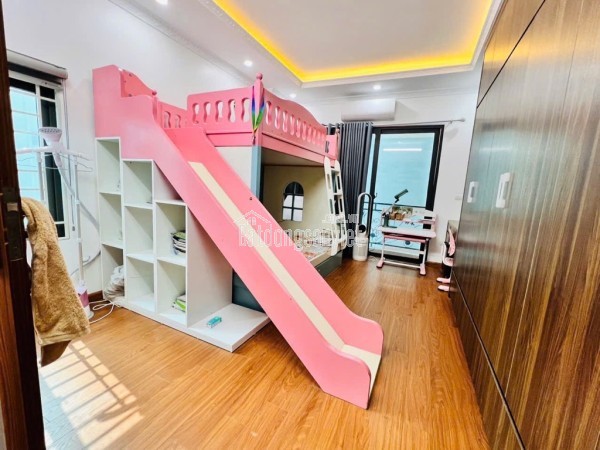 - Nhà mới xây, vị trí đẹp, ngõ nông , chủ để lại toàn bộ nội thất cao cấp , đồ gỗ, máy rửa bát, ti