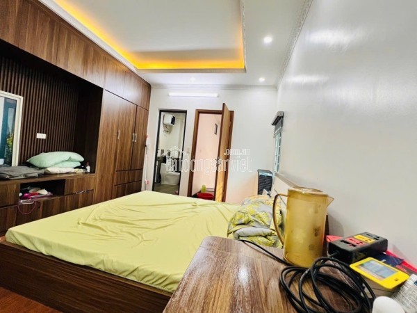 - Nhà mới xây, vị trí đẹp, ngõ nông , chủ để lại toàn bộ nội thất cao cấp , đồ gỗ, máy rửa bát, ti