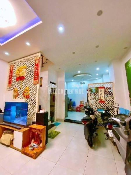 Bán nhà ngay MT Nguyễn Văn Hưởng, Thảo Điền, Quận 2.