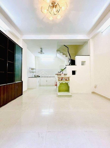 15 Triệu: HIẾM nguyên căn MẶT TIỀN đường 3 tháng 2 Q10- cao 4 tầng 3 phòng thông suốt. VŨ