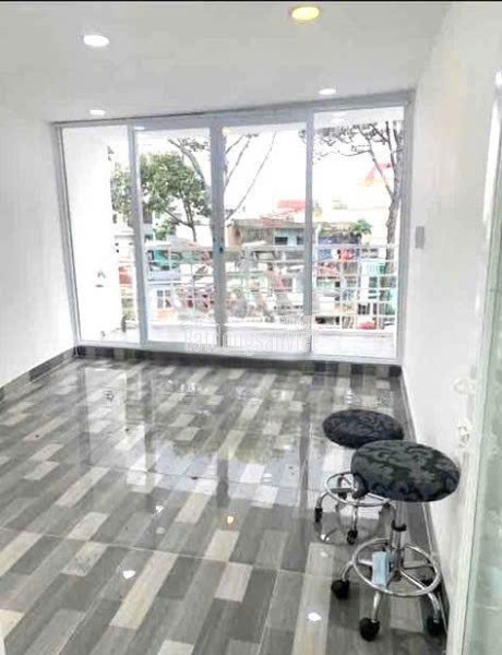 15 Triệu: HIẾM nguyên căn MẶT TIỀN đường 3 tháng 2 Q10- cao 4 tầng 3 phòng thông suốt. VŨ