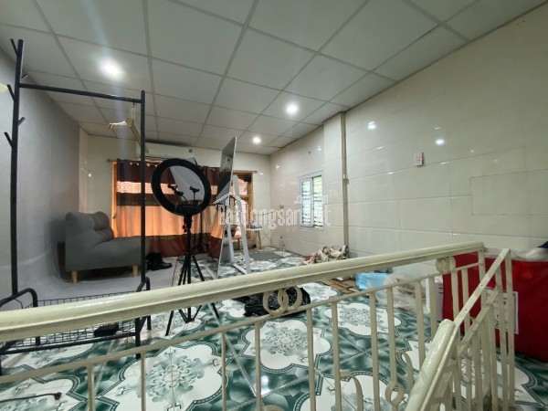 NHÀ HAI BÀ TRƯNG KINH DOANH QUẦN ÁO CỰC TỐT.