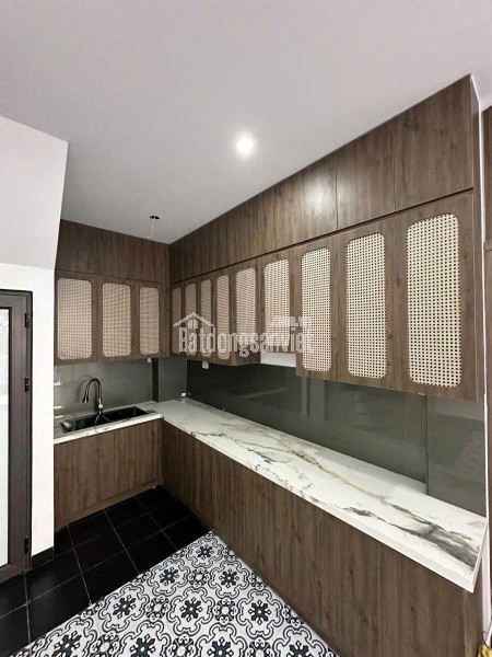 Bán nhà Cổ Linh 35m 7 tầng thang máy, lô góc, ô tô hơn 8 tỷ