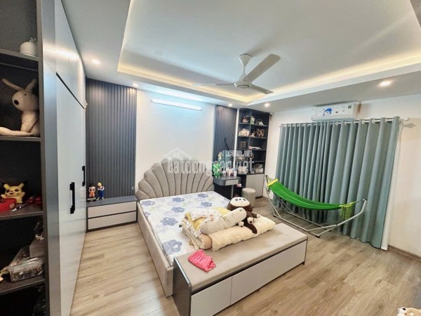 Nhà Tây Hồ hót quá nhỉnh 8 tỷ có ngay  nhà 5 tầng, 2 phút ngồi bờ Hồ Tây hóng gió, ngắm mặt hồ!