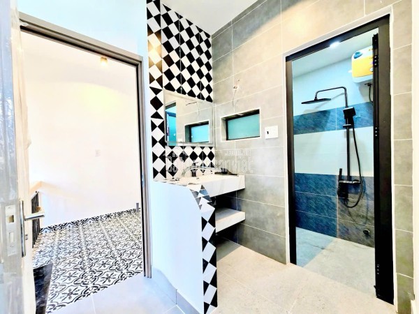 18 Triệu: thuê nguyên căn mới xây Quận 4- MẶT TIỀN đường số- 4x8- 4 Tầng 3 Phòng ngủ. VŨ 0933910039
