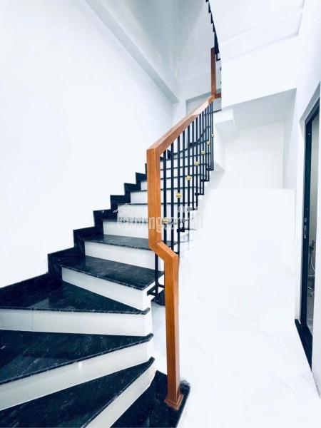 18 Triệu: thuê nguyên căn mới xây Quận 4- MẶT TIỀN đường số- 4x8- 4 Tầng 3 Phòng ngủ. VŨ 0933910039