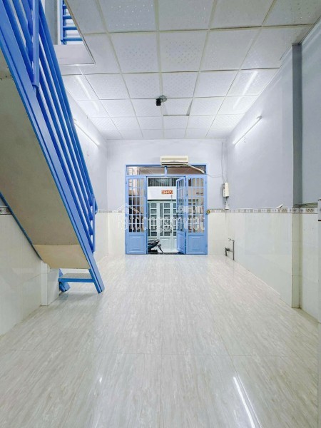 SÁT MẶT TIỀN KHÁNH HỘI Q4
NGANG 3.7 DÀI 10 NỞ 5.2 M
4T NHĨNH 6 TỎI