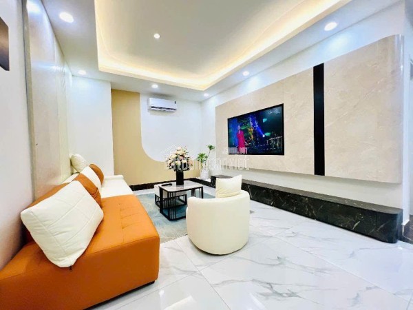 CHUNG CƯ CẦU GIẤY- NHÀ THIẾT KẾ HIỆN ĐẠI - Ô TÔ CHẠY VÒNG QUANH - 3PN - 2WC - 2 BAN CÔNG - TIỆN