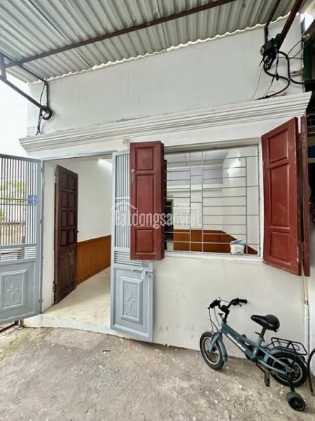 mặt ngõ rộng, cách mặt phố Đại Cát 30m, bãi ô tô xung quanh nhà.