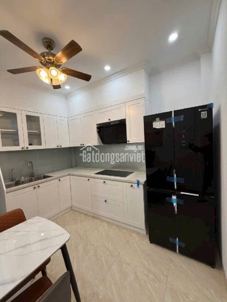 mặt ngõ rộng, cách mặt phố Đại Cát 30m, bãi ô tô xung quanh nhà.