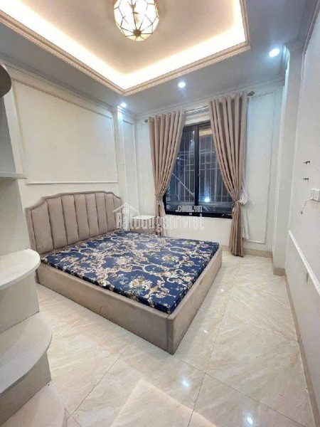 mặt ngõ rộng, cách mặt phố Đại Cát 30m, bãi ô tô xung quanh nhà.