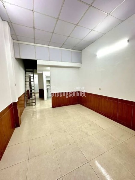 mặt ngõ rộng, cách mặt phố Đại Cát 30m, bãi ô tô xung quanh nhà.