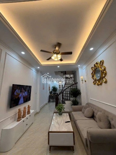 mặt ngõ rộng, cách mặt phố Đại Cát 30m, bãi ô tô xung quanh nhà.