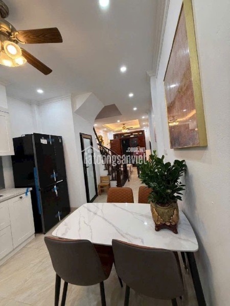 mặt ngõ rộng, cách mặt phố Đại Cát 30m, bãi ô tô xung quanh nhà.