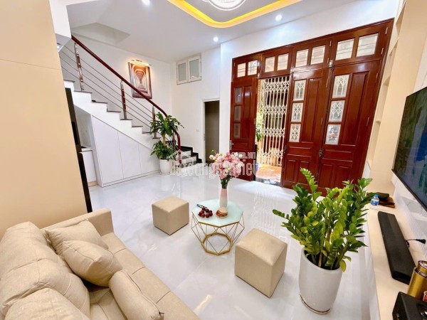 NHÀ MỚI Ở NGAY THỊNH QUANG - ĐỐNG ĐA - MẶT NGÕ - DÂN TRÍ CAO - AN NINH TỐT - 3 PHÒNG NGỦ - SỔ ĐỎ
