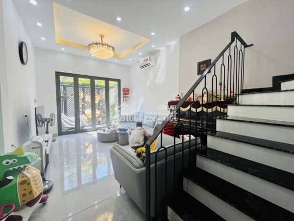 NHÀ ĐẸP LUNG LINH TẠI LẠC LONG QUÂN - OTO 7 CHỖ ĐỖ CỬA - NGÕ THÔNG - THIẾT KẾ HIỆN ĐẠI GIÁ NHỈNH