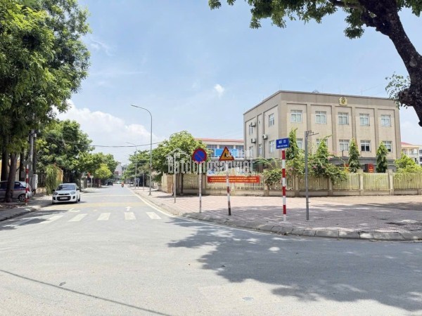 BÁN NHÀ MẶT PHỐ LẠC LONG QUÂN_ TÂY HỒ HÀ NỘI .ĐOẠN VỈA HÈ RỘNG,KINH DOANH SẦM UẤT .DIỆN TÍCH GẦN