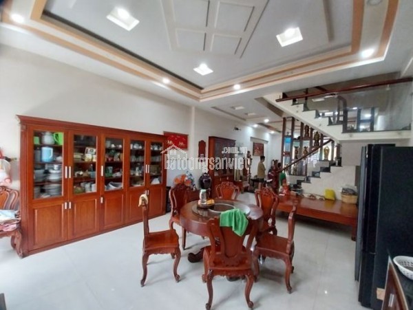 QUẬN 12 - BÁN NHÀ 2 MẶT TIỀN, 4 TẦNG LẦU, - MẶT TIỀN ĐƯỜNG NHỰA,CÓ LỀ ĐƯỜNG - DIỆN TÍCH NGANG