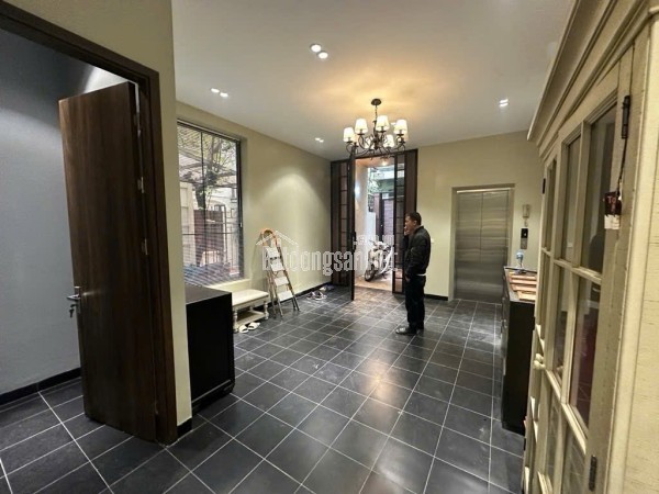 Tứ Liên nhà đẹp ngõ nông - thang máy - 6 tầng ở luôn full nội thất - 69m2 giá 13,9 tỷ.