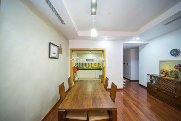 Căn to giá rẻ tại ROYAL CITY giá đẹp nhà tầng cao .