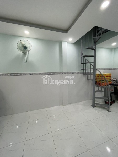 Bán nhà Hồng Lạc, ngay Lạc Long Quân, trung tâm Tân Bình, 24m2 - 2 tầng, chỉ hơn 2 tỷ.