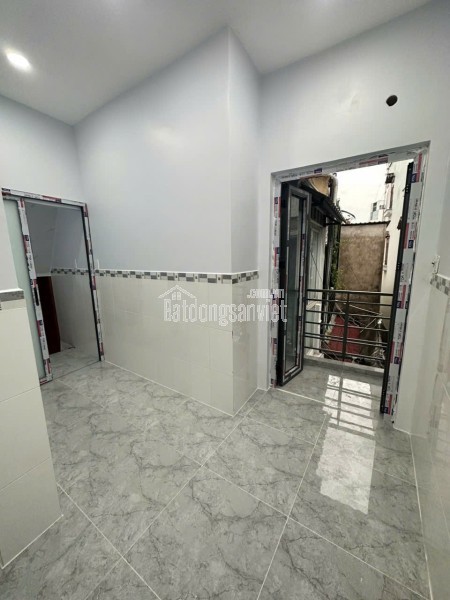 CÁCH 1 CĂN NHÀ  RA MẶT TIỀN XE TẢI 

NGANG 3.5 X 7 - 3 TẦNG HƠN 2 TỶ