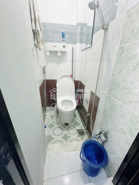 CÁCH 1 CĂN NHÀ  RA MẶT TIỀN XE TẢI 

NGANG 3.5 X 7 - 3 TẦNG HƠN 2 TỶ