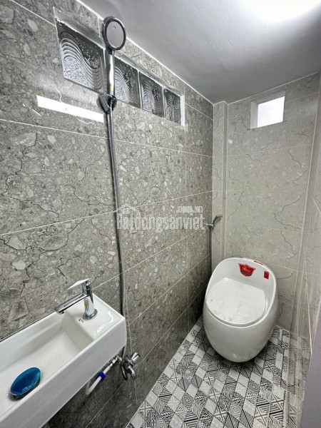 CÁCH 1 CĂN NHÀ  RA MẶT TIỀN XE TẢI 

NGANG 3.5 X 7 - 3 TẦNG HƠN 2 TỶ