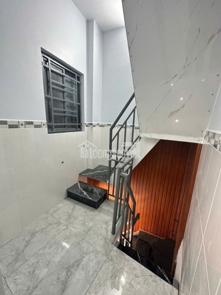 CÁCH 1 CĂN NHÀ  RA MẶT TIỀN XE TẢI 

NGANG 3.5 X 7 - 3 TẦNG HƠN 2 TỶ
