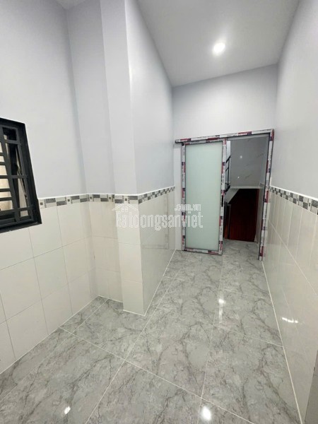 CÁCH 1 CĂN NHÀ  RA MẶT TIỀN XE TẢI 

NGANG 3.5 X 7 - 3 TẦNG HƠN 2 TỶ