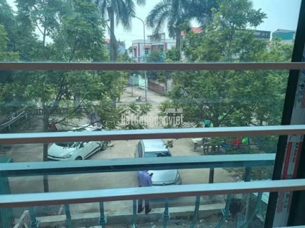 Đại cát ô tô 7 chỗ đỗ cửa, trước nhà. Sân chơi rộng đỗ nhiều ô tô, sân chơi rộng tập thể dục.