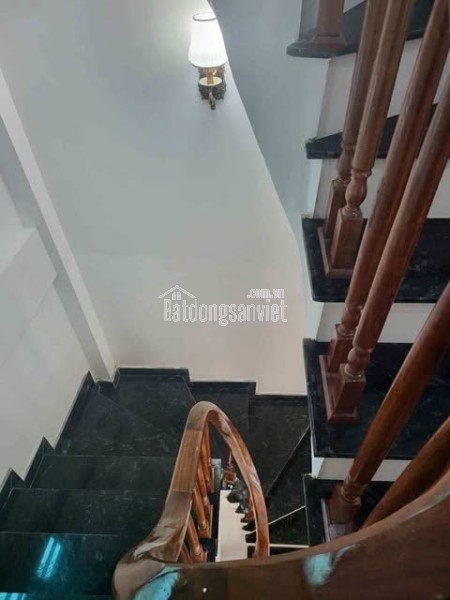Đại cát ô tô 7 chỗ đỗ cửa, trước nhà. Sân chơi rộng đỗ nhiều ô tô, sân chơi rộng tập thể dục.