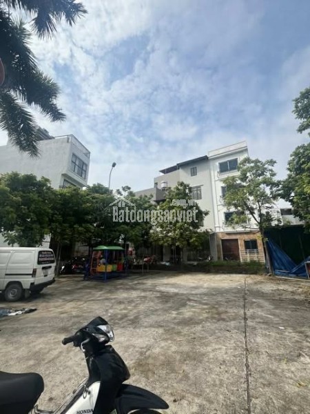 Đại cát ô tô 7 chỗ đỗ cửa, trước nhà. Sân chơi rộng đỗ nhiều ô tô, sân chơi rộng tập thể dục.