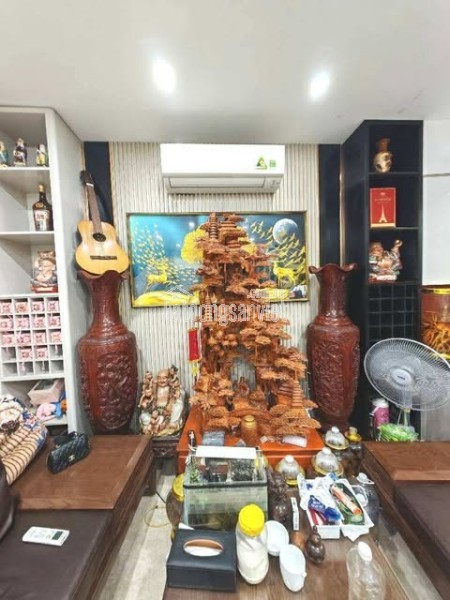 Đại cát ô tô 7 chỗ đỗ cửa, trước nhà. Sân chơi rộng đỗ nhiều ô tô, sân chơi rộng tập thể dục.