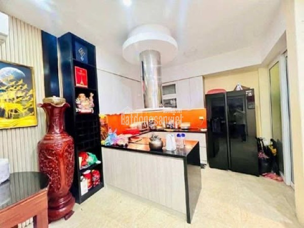 Đại cát ô tô 7 chỗ đỗ cửa, trước nhà. Sân chơi rộng đỗ nhiều ô tô, sân chơi rộng tập thể dục.