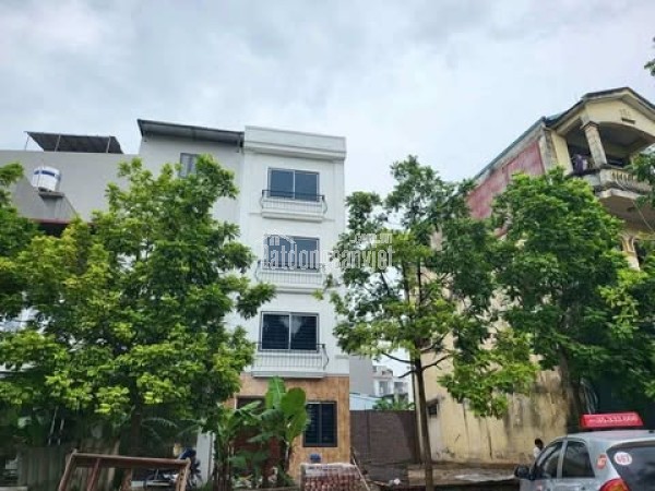 Đại cát ô tô 7 chỗ đỗ cửa, trước nhà. Sân chơi rộng đỗ nhiều ô tô, sân chơi rộng tập thể dục.