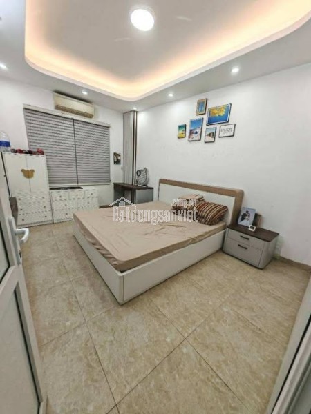 Đại cát ô tô 7 chỗ đỗ cửa, trước nhà. Sân chơi rộng đỗ nhiều ô tô, sân chơi rộng tập thể dục.