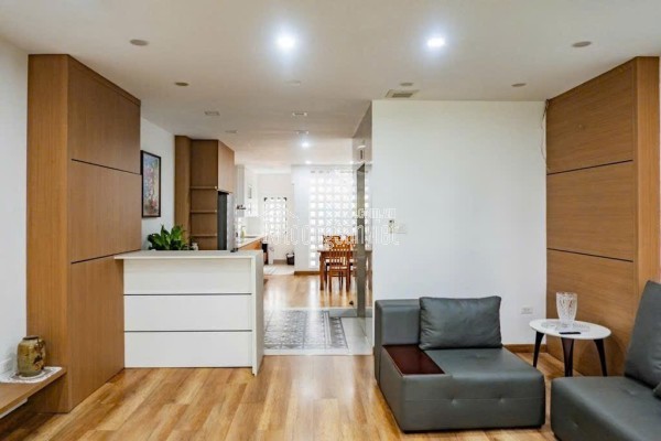 Bán tòa nhà căn hộ dịch vụ phố Chùa Láng DT 85m2, 7  tầng thang máy, gần Đại học Ngoại thương,