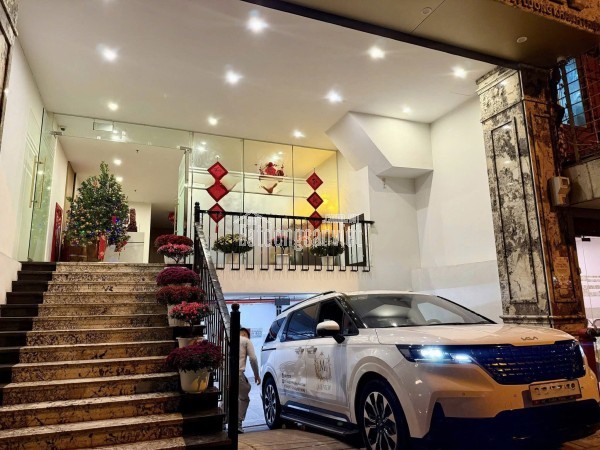 Bán tòa nhà căn hộ dịch vụ phố Chùa Láng DT 85m2, 7  tầng thang máy, gần Đại học Ngoại thương,