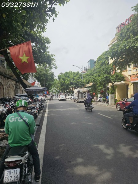 Bán nhà ngõ Phùng Hưng, Hoàn Kiếm, 102m2, 3 tầng, 3PN, Sổ đỏ, giá 92 tỷ. LH: 0932738111