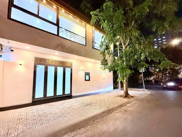 28 Triệu: thuê nguyên căn Quận 1- ĐIỆN BIÊN PHỦ CMT8- cao 5 tầng thông suốt có Lửng. VŨ 0933910039