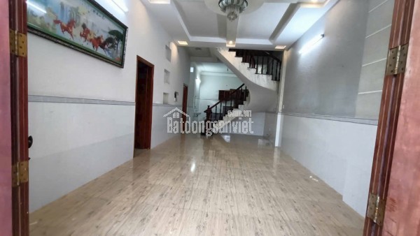 Nhà 8 triệu 4 phòng ngủ có sân đậu ô tô