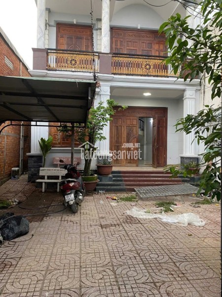 Nhà 8 triệu 4 phòng ngủ có sân đậu ô tô